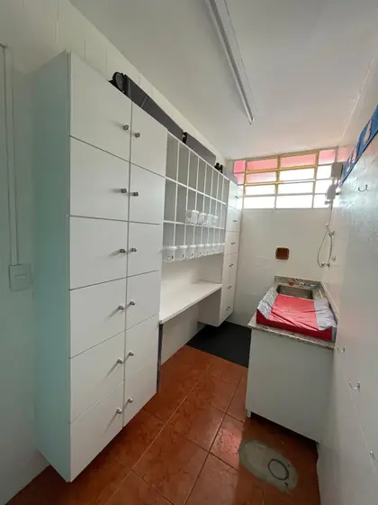 O trocador estruturado, ao lado dos armários