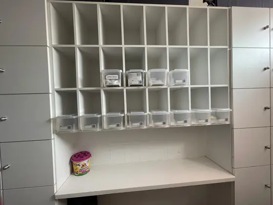 A colmeia individual, com os pertences identificados por criança