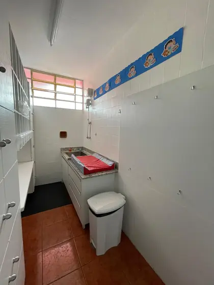 Segundo trocador, na área de higiene