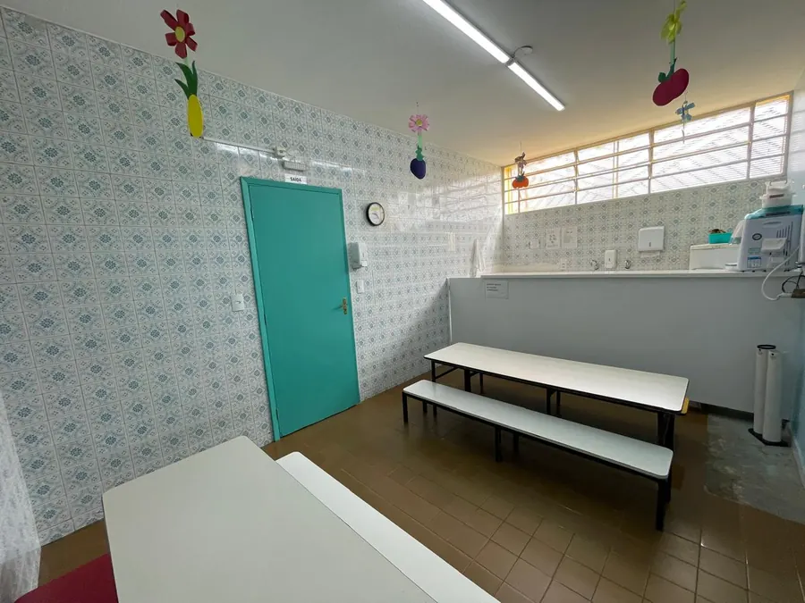Ambiente higienizado, com decoração de frutas e legumes