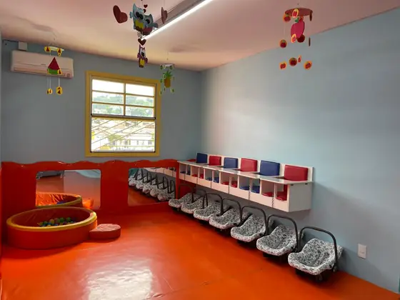 A sala do G1, com as cadeirinhas individuais de alimentação
