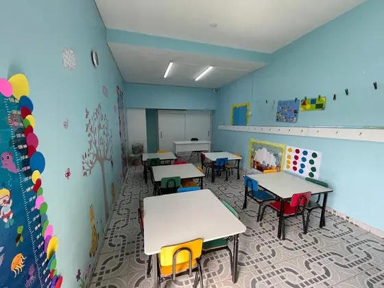 A sala do G3, com a árvore pintada e a régua de crescimento