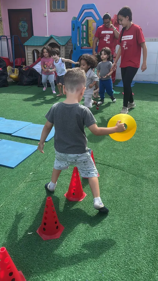 Chute na bola durante a atividade conduzida pelo coach