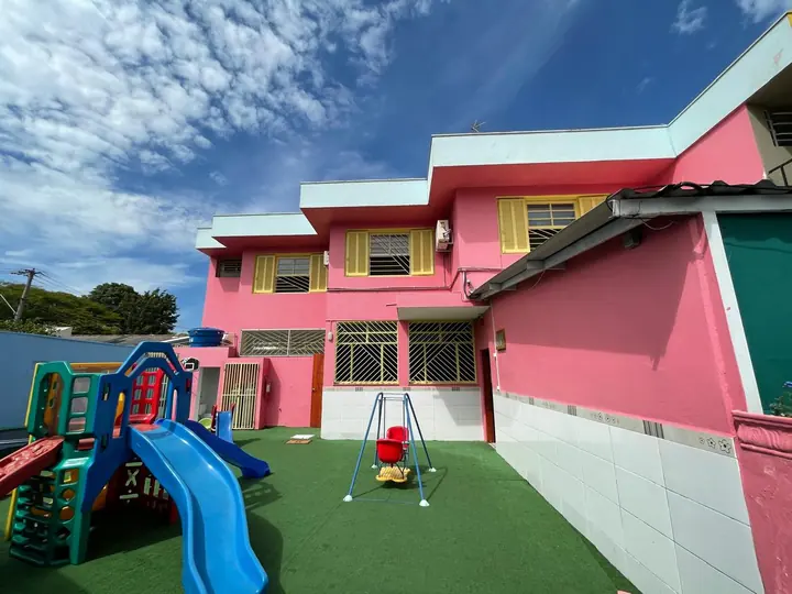 Pátio e parquinho na Turminha da Piquitita