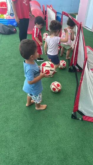 Gol e bolas: o futebol começa cedo por aqui