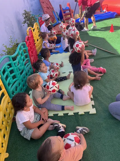 Roda de atividade com bolas no tatame