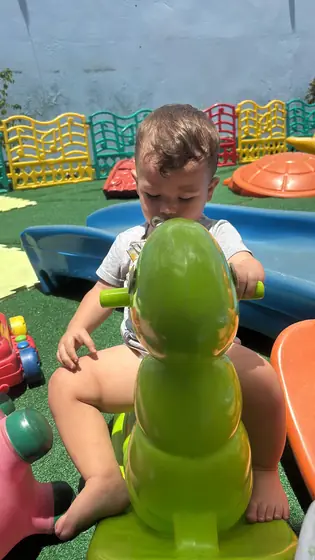 Brinquedo de equilíbrio no canto do parquinho