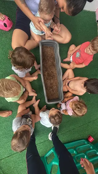 Atividade de jardinagem: mão na terra