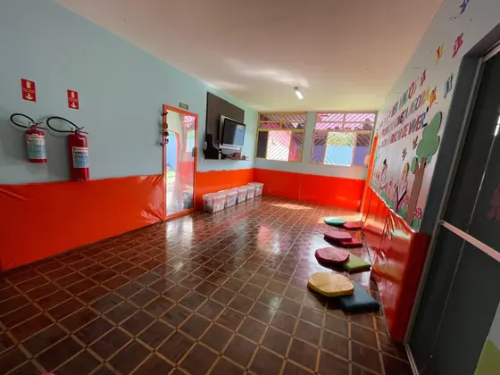 A sala ampla, coberta e livre para as brincadeiras